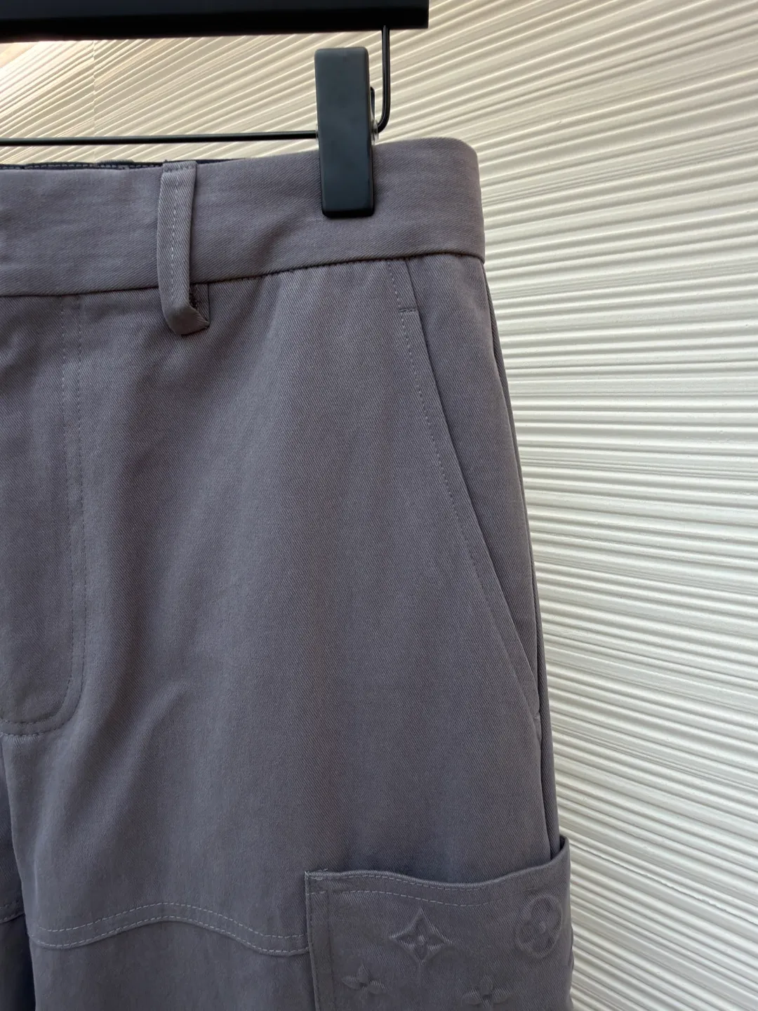 LOUIS VUITTON pocket embossed overalls ●Original version: Purchased and developed for 12300 ●Item number: 1682076-C30 ●Fabric: special twill fabric ●Technology: embossed production ●Color: gray ●Version: fitted version ●Weight: about 690 grams ●Size: 44-46-48-50 ●Description: Custom-made special twill 95% cotton 5 wool%, the fabric has a sheen and velvet feel, which is different from ordinary twill, a full set of hardware is made to order, and a four-piece set, custom-made four-leaf clover metal buckles, silicone pocket embossing is made from the mold, and manual pasting is extremely costly. Custom-made jacquard webbing at the waistband, trousers waistband, front and side pocket zippers, two different pullers, specific three-label wash. The overall wiring is straight and delicate, the fabric is comfortable and soft, and the color is consistent without color difference. It can be matched with the same style to create a fashionable look and control various occasions. Customized accessories, complete with three standards, same style for men and women!